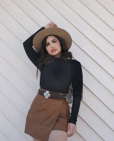 Hispanic Cowgirl Outfits, Skirt Western Outfit, Mexican Concert Outfit Ideas, Vaquera Outfit Mexican, Fancy Western Outfits, Takuachita Outfits, Takuache Girl Outfits, Cowgirl Style Outfits, Famous Outfits