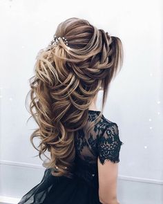 the back of a woman's head with long blonde hair and curls in it