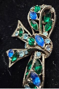 Elegant Multi-stone Brooches For Formal Occasions, Elegant Multi-stone Brooches For Gifts, Formal Fine Jewelry Brooches With Jewels, Elegant Green Jeweled Brooches, Unique Evening Clip-on Jewelry, Costume Jewelry Brooch For Evening, Evening Costume Jewelry Brooch, Green Brooch For Party, Formal Costume Jewelry Brooches With Pendant Shape