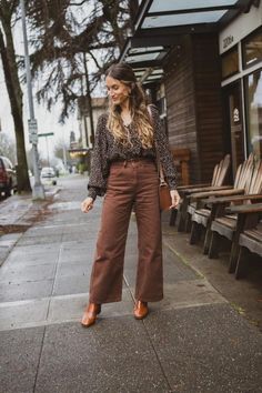 11 Smart And Stylish Fall Work Outfits - Cleo Madison Business Casual Layering, Anthropologie Work Outfit, Brown Pants Outfit Fall, Brown Pants Outfit Women, Brown Dress Pants Outfit, Brown Jeans Outfit Women, Chic Teacher Outfits, Brown Jeans Outfit, Grad School Outfit