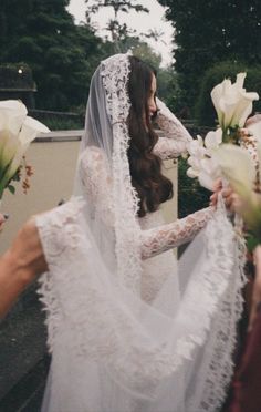 Anastasia Wedding Dress, ديريك هيل, Anastasia Wedding, Spanish Wedding Dress, Goddess Wedding, Mantilla Veil, Dreamy Wedding Dress, Feminine Wedding, Veil Styles