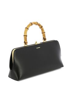 Jil Sander's "Goji Bamboo" handbag is a masterpiece of elegance and sophistication for the contemporary woman. This luxury accessory impresses with its refined aesthetic and minimalist design, embellished with unique details that express timeless elegance. || - Dimensions: 28x12x5 cm - Bamboo top handle - Rectangular shape - Clutch closure - Inside zipper pocket - Polished metal frame detail - Jil Sander logo embossed on foil || Enhance your elegance by wearing the "Goji Bamboo" bag with a midi Jil Sander Bag, Jil Sanders, Bamboo Top, Stylish Tote Bag, Bamboo Bag, Leather Cap, 2024 Fashion, Black Tote, Beach Tote Bags