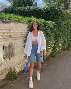 Jean Short Outfits, Denim Shorts Outfit, Shorts Outfits Women, Summer Shorts Outfits, City Outfits, Looks Street Style, Beach Summer, Teen Fashion Outfits