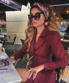 40s Mode, Wear A Scarf, How To Wear A Scarf, Wearing Sunglasses, Rock Chic, Influencers Fashion, How To Wear Scarves