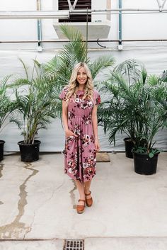 This modest floral is mauve. It has pockets and a girly floral print. It is casual, beautiful, and midi length. Buy now! #modestdresses #floraldress Cute Dresses For Work, Dresses Casual Boho, Floral Dress Outfits, Rachel Ashwell, Plus Size Cocktail Dresses, Floral Dress Casual, Floral Dresses Long