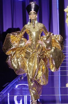 Sensationally Sphinx: Christian Dior Couture Spring 2004 – Ayerhs Magazine Collection Couture, Christian Dior Haute Couture, Iris Van Herpen, Moda Paris, Dior Haute Couture, Couture Mode