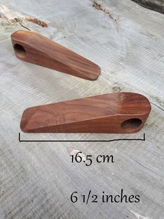 the measurements of two wooden knives on a piece of wood with one knife sticking out of it's end