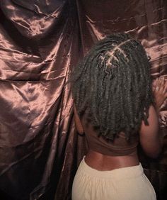 #locs #loccommunity #fyp Locs Middle Part, Baby Locs Styles, Finger Coil Locs, Locs Loose Ends, Low Density Locs, Loc Hair Colors, Colored Faux Locs, Budding Locs, Semi Freeform Locs