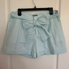 New With Tags Lauren James Size Xl Green And White Seersucker Bow Shorts. The Bow Can Be Removed And Just Goes Through The Belt Loops And Ties. Has Front Pockets And The Back Pockets Aren't Really Pockets Just Made To Look Like Pockets. Roll Up At The Bottom. They Button And Zip Up. So Adorable To Wear With White A White Top And Sandals. Inseam = 3 1/2 Inches Rolled To Length Shown Waist = 18 1/2 Inches Across Length Top Of Waist To Bottom = 15 Inches Thanks For Looking! Offers Are Welcome! Preppy Bottoms For Summer Day Out, Preppy Summer Bottoms For Day Out, Preppy Short Bottoms For Spring, Summer Seersucker Bottoms For Vacation, Preppy Bottoms For Beach In Spring, Preppy Spring Short Bottoms, Preppy Cotton Bottoms For Vacation, Preppy High Waist Spring Bottoms, Preppy High-waist Spring Bottoms