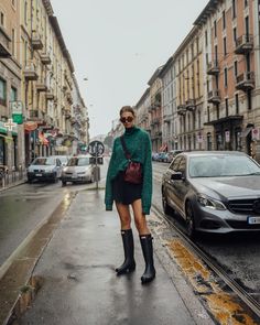 Long Rain Boots Outfit, Fall Hunter Boots Outfits, Rain Boots Street Style, Long Hunter Boots Outfit, Hunter Commando Boots Outfit, Hunter Boots Outfit 2023, Styling Rain Boots, Hunter Tall Boots Outfit, Rainboot Outfits Spring