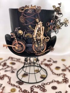 Steampunk Top Hat Diy, Alice Cooper Top Hat, Steampunk Crafts Diy, Gothic Steampunk Outfits, Top Hat Aesthetic, Diy Steampunk Accessories, Steampunk Aesthetic Outfit, Diy Steampunk Costume, Steampunk Centerpiece