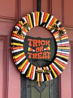 Handcrafted Halloween clothespin wreath. All clothespins were painted and attached to a wire form wreath. Wooden sign added to the middle, supported to the back. 3-2 ribbon added. I must say that I'm in love with how this turned out. If I don't sell it, I'm keeping it! 😂 This will look great along with your additional Halloween decor! Mini Clothespin Crafts Diy, Diy Clothespin Crafts, Halloween Wreath Ideas Diy Dollar Tree, Clothes Pins Ideas, Clothes Pins Crafts, Clothespin Wreath Diy, Halloween Wreath Ideas Diy, Witch Caldron, Sunflower Clothespin Wreath