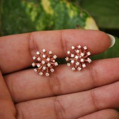 A beautiful cluster of diamond popping out of the center to create look of a start burst. Each individual diamond studded to make the cluster look vibrant. * Diamond Size : 1.45 mm * Total Diamond Weight : 0.47 ct * Diamond Color/Purity : H-I/Vs-Si * Gold : 3.56 gms, 14K Solid Gold * Dimension : 13mm x 13 mm Find us on Instagram for exquisite designs: @abhikajewels Like us on Facebook: www.facebook.com/Abhikajewels Thank you for visiting our shop.. :) Diamond Earrings Indian, Cluster Earrings Studs, Bridal Statement Earrings, Diamond Earrings Design, Star Burst, Diamond Cluster Earrings, Bangles Jewelry Designs, Gold Fashion Necklace, Gold Bangles Design