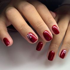 Red Nails And Snowflake, Cranberry Nails Christmas, Christmas Nail For Short Nails, Gel Nails Christmas Ideas, Red Short Nails Christmas, Winter Nails 2024 Square, Red Snowflake Nails Short, Nail Art Simple Elegant Classy Sparkle, Christmas Nail Designs Simple Short