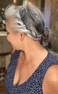 This guide shares a fabulous hairstyle for gray hair. Learn a rope braid bun hairdo in this quick post. Braids For Wedding, Diy Hair Styles, Knot Hairstyles, Simple Braid, Style Braids