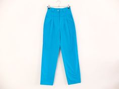 Amazing vintage 80s sky blue high waist pleated pants with retro style. This 80s mom pants has extra high rise, pleated waist with button trim and tapered leg with pockets. The vintage tapered and ankle pants is cotton fabric in excellent vintage condition (Made in Italy). The pants is size XS or Small, you can adjust the waist with a belt, the waist contour is 25,1 inches (64 cm) ** MEASURES FLAT ** Waist 12,5 in // 32 cm Hip 20 in // 51 cm Front rise 11,4 in // 29 cm Back rise 15,7 in // 40 cm Pleated Pants Women, Pantalon Mom, Bright Blue Pants, 80s Pants, 70s Clothing, Mom Pants, Retro Pants, Pants Vintage, 80s Retro