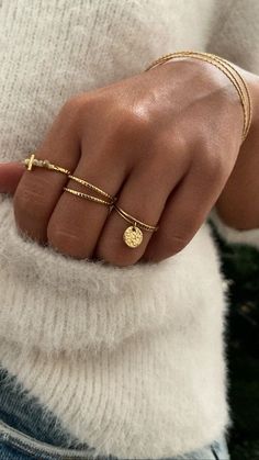 Everyday Jewelry Gold, Uggs Boots, Summer Beach Vacation, Iconic Fashion, Jewelry Accessories Ideas, Jewelry Essentials, Jewelry Lookbook, Stacked Jewelry, Hand Jewelry