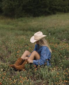 Western Photo Shoots, Country Girl Aesthetic, Cute Senior Pictures, Cowgirl Photoshoot, Foto Cowgirl, Senior Photoshoot Poses, Cowgirl Photo, Western Photoshoot, Western Photo