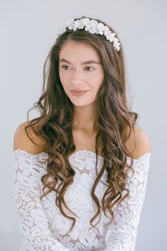 White Flower Wedding Headband Tiara Statement Wedding Tiara - Etsy Simple Flower Headband, Bridal Hair Down Headband, Wedding Hair Looks, Flower Tiara Wedding, Hair Garland Wedding, White Flower Crown Wedding, Wedding Hair Band, Wedding Floral Crown, White Flower Headband