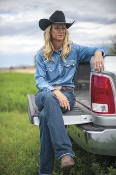 Sherry Cervi Amberly Snyder, Horse Girl Outfits, Country Poses, Horse Crazy Girl, Western Girls, Rodeo Cowboys, Western Dresses For Women, Cowgirl Magazine