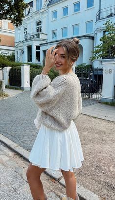 Summer White Pleated Skirt Outfit, White Skirt Sweater Outfit, White Skirt Autumn Outfit, White Skirt Outfit Autumn, White Skirt And Sweater Outfit, White Pleated Mini Skirt Outfit, Pleated White Skirt Outfit, White Skirt Outfit Fall, All White Fall Outfit