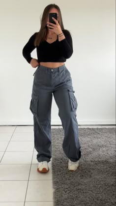 Grey Bershka Cargo, Gray Cargo Pants Outfit Winter, Petite Cargo Pants Outfit, Cargo Pants Outfit Petite, Cargo Pants Outfit Gray, Jogger Gris Outfit, Cargo Grey Pants Outfit, Cargo Baggy Pants Outfit, Grey Cargo Pants Outfit Winter