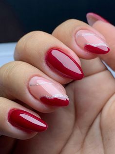 Red Nails With Simple Design, Simple Red Nail Art, Red Nail Designs Short, Prom Nails For Red Dress, Nails Red Short, Red Nails With Glitter, Nail Art Vermelho, Wow Nails