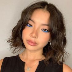 Creative Eyeshadow, Blue Eyeliner Makeup, Coachella Makeup, Asian Makeup Looks, Light Makeup Looks, Minimalist Makeup, Curly Hair Videos, Cool Makeup Looks, Pinterest Makeup