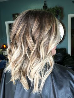 Here's Every Last Bit of Balayage Blonde Hair Color Inspiration You Need. balayage is a freehand painting technique, usually focusing on the top layer of hair, resulting in a more natural and dimensional approach to highlighting. Peroxide Hair, Lob Bob, Diy Balayage, Balayage Blonde, Balayage Hair Blonde