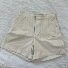 Everlane Ivory/Cream Cotton-Linen Blend Shorts Size 4 Never Worn! High Waisted Jean Shorts, White Halter Maxi Dress, Distressed Jean Shorts, Asymmetrical Tops, Maxi Gowns, Pleated Mini Skirt, Bike Shorts, White Skirts, Vintage Skirt