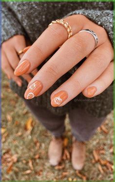 57. White Outline Pumpkin Nails As the leaves begin to paint the world in warm hues of red, orange, and gold, it's time to transition your nail art to embrace the enchanting season of fall. Easy Simple Fall Nails, Fall Time Nails, Kutek Disney, Orange Nail, Simple Fall Nails, September Nails, Fall Gel Nails, Pumpkin Nails, Cute Nails For Fall