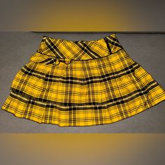 Never Worn *Nwot* Yellow And Black Side Strap Schoolgirl Style Plaid And Pleated Mini Plaid Pleated Skirt, Plaid Fashion, Black Side, Yellow And Black, Pleated Skirt, Womens Skirt, Plaid, Size 6, Skirt