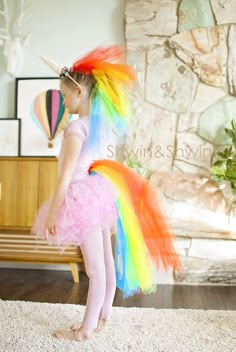 Tutorial: Rainbow unicorn Halloween costume If your child asked you to make a rainbow unicorn Halloween costume, would you be up fro the challenge? Shauna from Shwin & Shwin was, and this is the fabulous tutorial: Diy Unicorn Costume, Costumes Faciles, Diy Fantasia, Unicorn Diy, Rainbow Costumes, Unicorn Halloween Costume, Diy Unicorn, Festival Glitter, Hallowen Costume