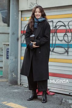 2022 Winter Street Style, Coat With Scarf Outfit, Winter Street Style 2022, Korean Winter Style, Japanese Style Outfits, Japanese Fashion Winter, Fashion Outfits Simple, Japanese Winter Fashion, Timeless Wardrobe Essentials