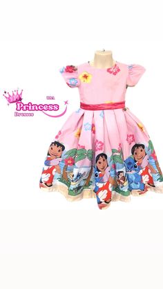 Beautiful dress created with the characters from the movie Lilo Stitch. Princess-style flared skirt includes tulle and lining for your princess's comfort. Comes with a beautiful pink satin bow that can be attached with a snap button. Stitch Birthday Outfit, Lilo Stitch Costume, Lilo And Stitch Costume, Baby Stitch, Stitch Costume, Stitch Party, Stitch Dress, Stitch Birthday, Lilo Et Stitch