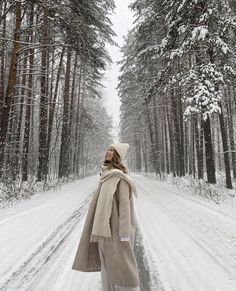 Outfits For Snow Photoshoot, Photoshoot Snow Ideas, Kashmir Photography Ideas Women, Mammoth Outfits Winter, Pictures In The Snow Instagram, Kashmir Picture Ideas, Senior Photos Winter, Winter Photoshoot Aesthetic, Snow Inspo Pics