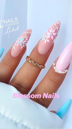 Flower Stiletto Nails, Almondetto Nails, Summer Color Nails, Summer Nails Simple, Dip Polish, Blossom Nails, Luminous Nails, Latest Nail Designs, Funky Nail Art