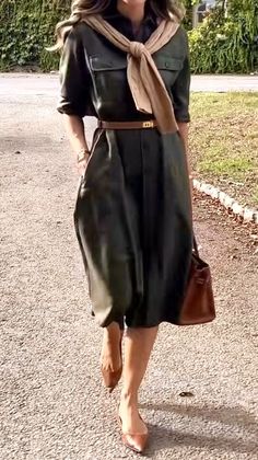 Button Dress Fall, Modest Feminine Outfits Elegant, Casual Elegant Dresses, Elegant Outfit Classy, Classy Work Outfits, Quiet Luxury, Feminine Outfit, 가을 패션