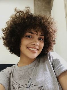 Mais uma resenha de um produto que eu estava louco para testar, vi muitas pessoas falando dessa marca, e fiquei bastante curioso para saber se os produtos da marca são realmente bons. Date Hairstyles, Short Curly Bob, Short Hair With Bangs