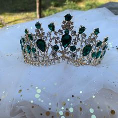 Forest Green Quinceanera Shoes, Quinceanera Crowns Gold, Emerald Green Crown, Gold Quinceanera Theme, Gold Quince Dress, Sweet 16 Crowns, Quince Crowns