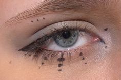 Swirl Eye Makeup, Dotted Eyeliner Looks, Boho Eyeliner, Eyeliner Dots Makeup, Hippy Makeup Looks, Eyeliner With Dots, Fantasy Eyeliner, Hippie Eyeliner, Third Eye Makeup