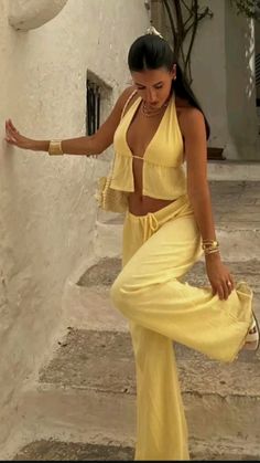 Hairstyles Comfy, Minimalist Hairstyles, Ootd Yellow, Vacation Ootd, Tie Back Top, Instagram Photo Inspiration, European Summer, Outfit Set, Split Hem