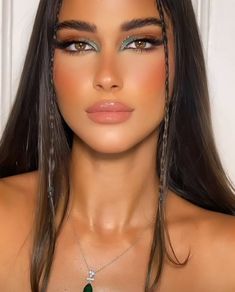 Makeup inspiration Beautiful Bridesmaid Makeup, Edm Festival Makeup Face Jewels, Inner Corner Pop Of Color, Eye Makeup Festival, Gem Makeup Looks, Cleopatra Makeup, Festival Eye Makeup