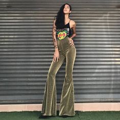 We were inspired by 70s vintage clothing to style these statement flare pants. Featuring a flattering high waist, these bell bottoms are fitted to the knee and flare out to the ankle. The high waisted design will make your legs look miles long (especially when worn with heels) and instantly adds Look Disco, Disco 70s, Looks Jeans, Boho Mode, Nyc Summer, Fashion 70s, 70s Women, 70s Inspired Fashion, 70s Outfits