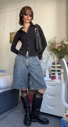 outfit trendy cute inspo inspiration 90s fall autumn aesthetic winter blue jean shorts black top Genderfluid Fashion, Give It To Me, Clothes