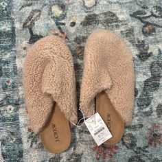 J.Crew Factory Women’s Nwt Sherpa Clog Slippers Size: 7 Never Been Worn. Ntw Winter Beige Closed Toe Clogs, Winter Mules With Cushioned Footbed And Closed Toe, Sherpa Clogs, Clog Slippers, House Slippers, Bedroom Lighting, J Crew Factory, Fall Looks, Clogs