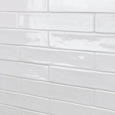 an image of a white brick wall that looks like it could be used as a background