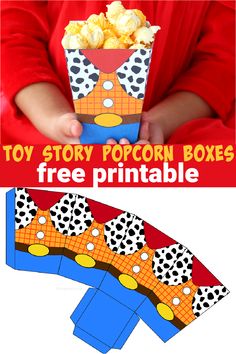 Picture of little child hands holding a printable Toy Story Popcorn Box made from cardstock, inspired by Woody. Toy Story Themed Movie Night, Toy Story Paper Craft, Free Toy Story Party Printables, Toy Story Birthday Printables Free, Free Toy Story Printables, Toy Story Favors Ideas, Toy Story Movie Night Food, Toy Story Boxes, Toy Story Free Printables