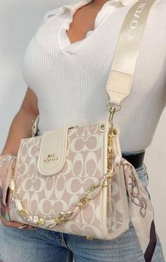 Create Pin, Pretty Tote Bags, My Style Bags, Luxury Bags Collection, Purse Essentials, Handbag Essentials, Girly Bags, Cute Handbags, Luxury Purses