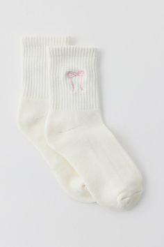 Ultra-soft quarter crew socks in a basic everyday style made special with some of our fave icons like bows and more embroidered at the at the ribbed cuff for a subtle statement. Features Icon embroidered quarter crew socks Super soft quarter crew socks Better-than-basic socks Icon embroidered at the ankle Ribbed at the cuff for a sure fit Cotton-blend quarter crew socks style Content + Care 80% Cotton, 18% polyester, 2% spandex Machine wash Imported Size + Fit Quarter crew length Fits US women’s Socks Bow, Socks Style, Men's Shoes Accessories, Crew Sock, Brand Sale, Shop Icon, Women Men Shoes, Fashion Socks, Christmas Wishlist